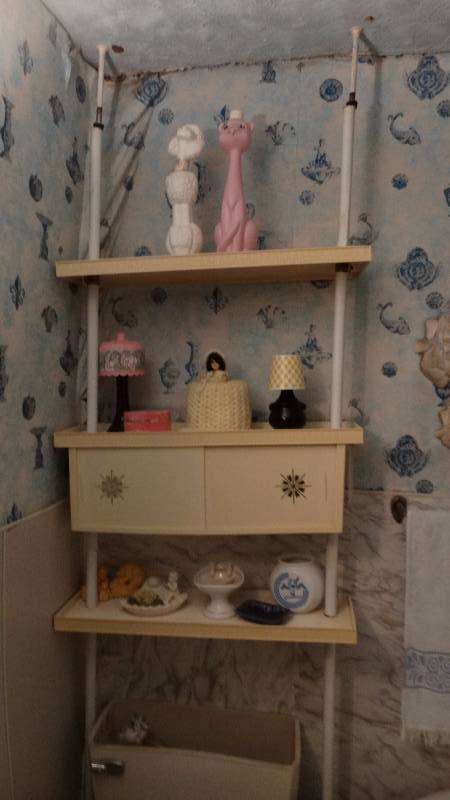lot 604 image: Contents of bathroom