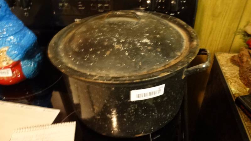 lot 605 image: Canning pot w lid