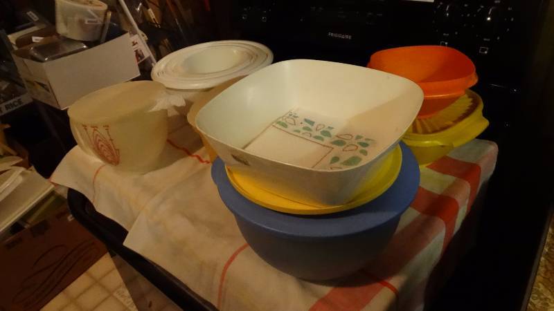 lot 613 image: Lot of tupperware plastic food containers