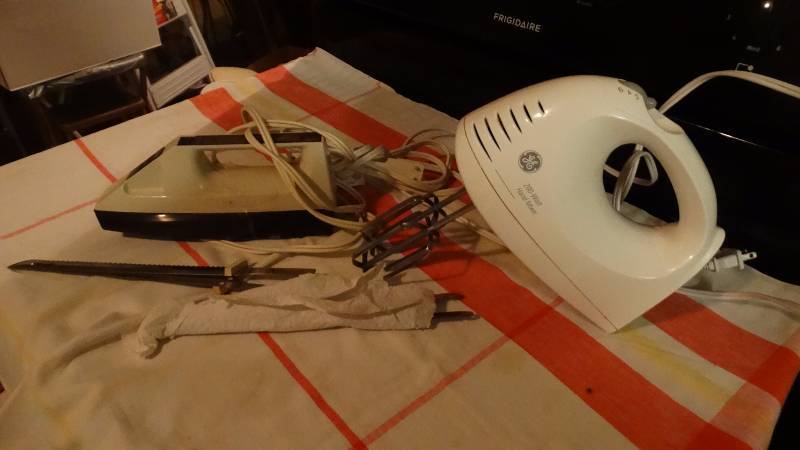 lot 616 image: Hand mixer electric knife