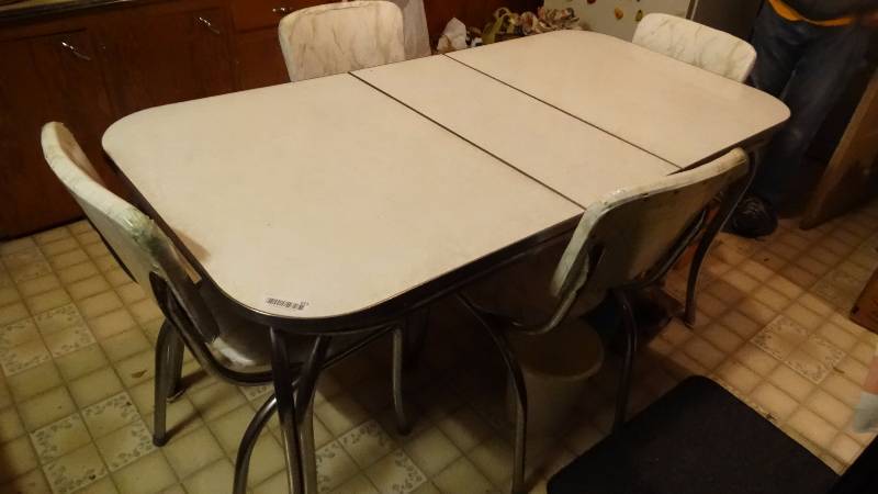 lot 621 image: Vintage dining table w 4 chairs & 1 leaf