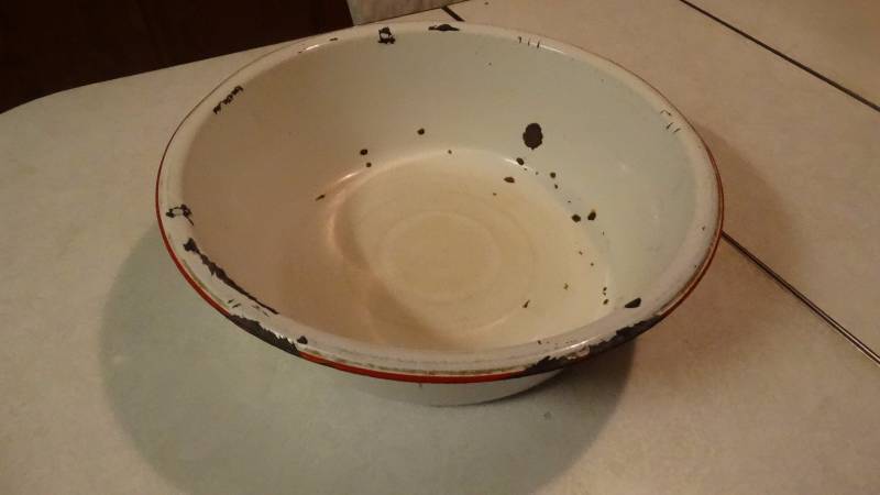 lot 622 image: Antique enamelware bowl