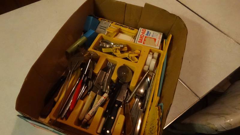 lot 623 image: Lot of kitchen utensils