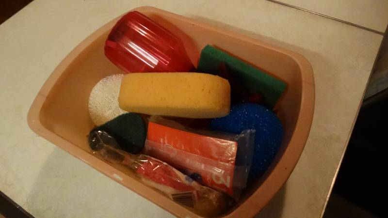 lot 625 image: 2 tubs w cleaning supplies