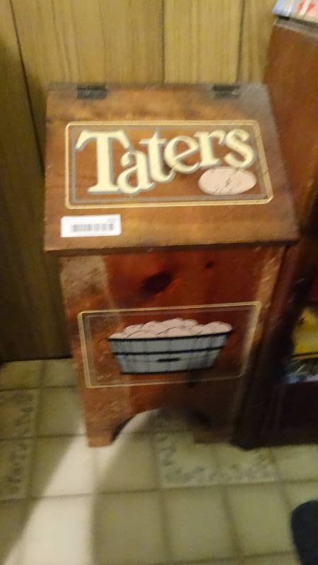 lot 631 image: Wood tater bin