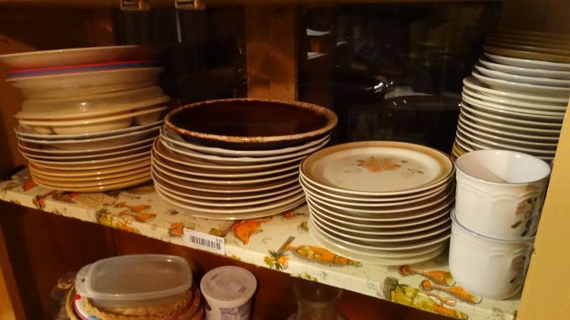 lot 635 image: Lot of various dinner plates