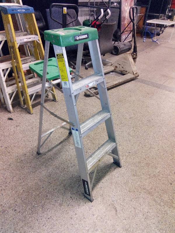 who makes husky ladders