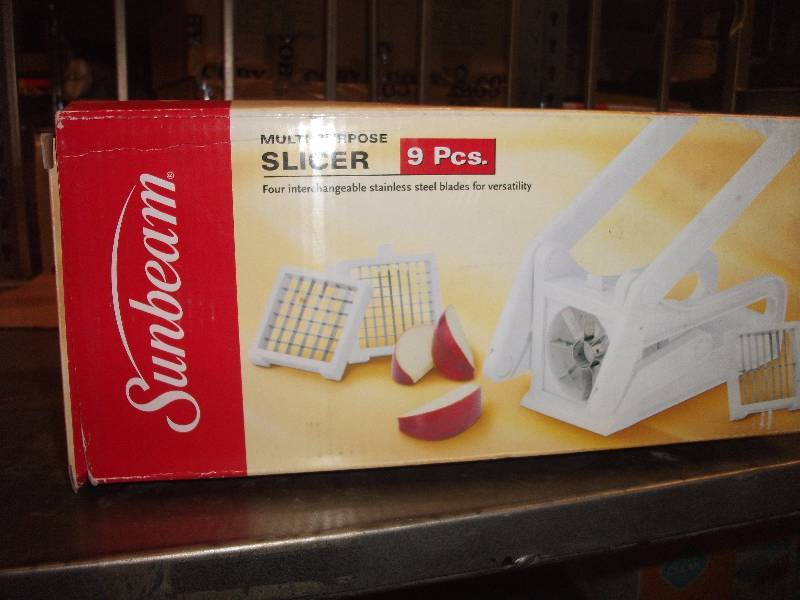 lot 2975 image: Sunbeam 9-Piece Multi-Purpose Slicer with 4 Stainless-Steel Blades