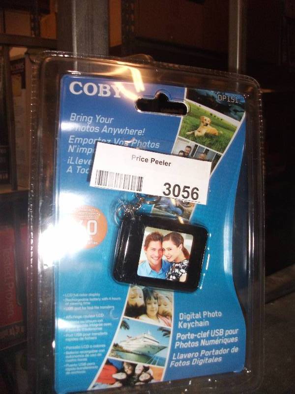 lot 3056 image: Coby DP151WHT 1.5-Inch Digital TFT LCD Photo Keychain