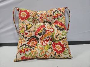 lot 45830 image: Outdoor 1-Piece Tufted Chair Cushion Set - GreenOff-WhiteRed Floral - Pillow Perfect - Retail $184