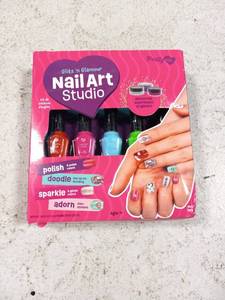 lot 69885 image: Nail Art Studio Set