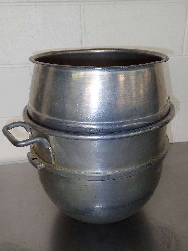 lot 68 image: Aluminum 20qt Mixing Bowl w Guard