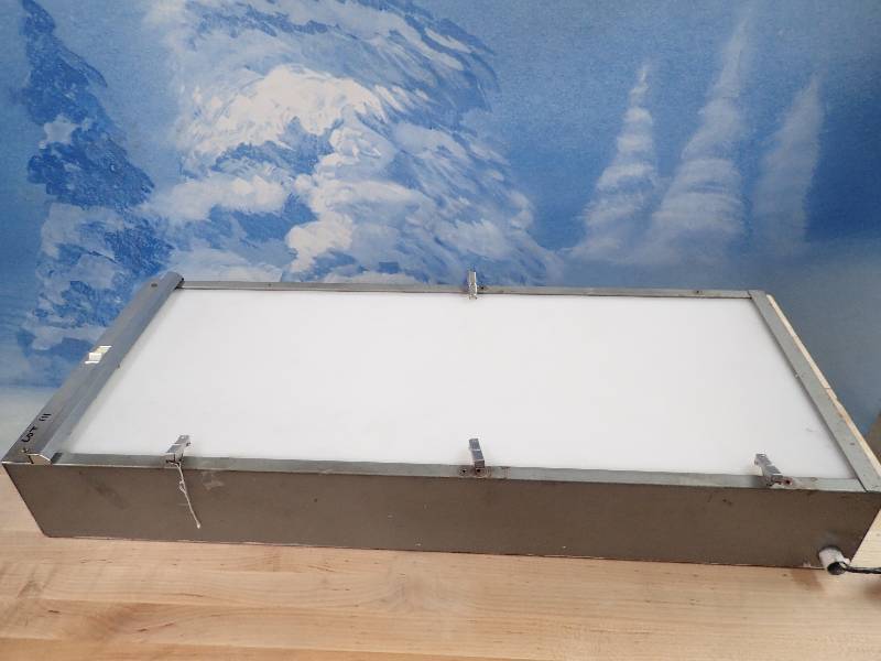 lot 111 image: Wall Mount X-Ray Light Box