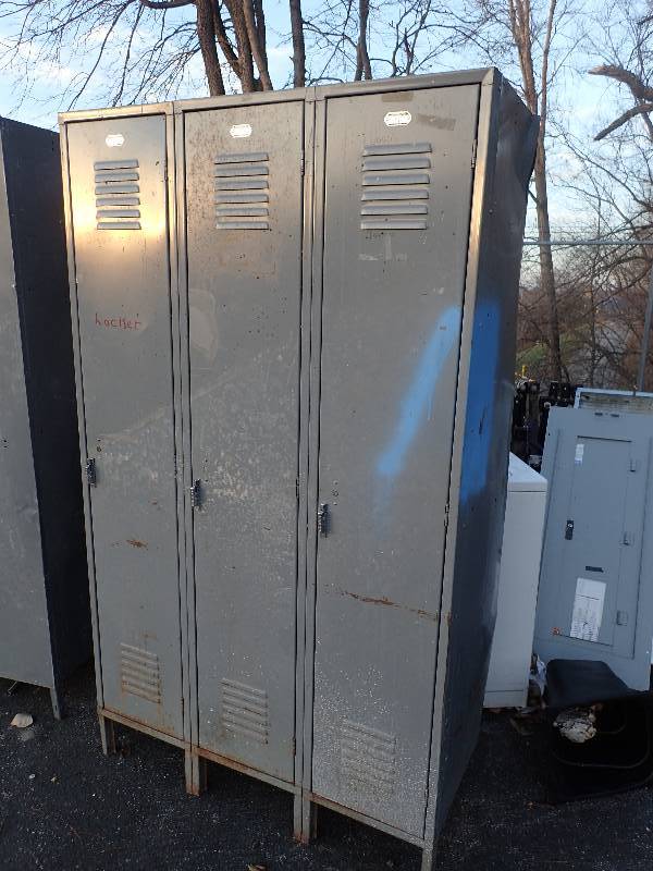 lot 124 image: Set of 3 Steel Lockers