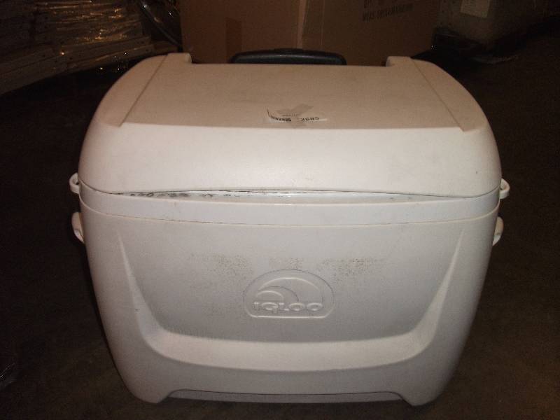 lot 3352 image: Igloo Marine Breeze Roller Cooler (AS IS)