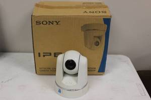 lot 3 image: SONY EVI D70 COLOR VIDEO CAMERA USED