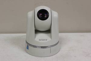 lot 4 image: SONY EVI D70 COLOR VIDEO CAMERA USED
