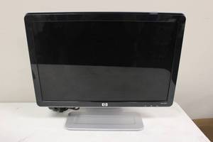 lot 7 image: 19 HP W1907 MONITOR USED