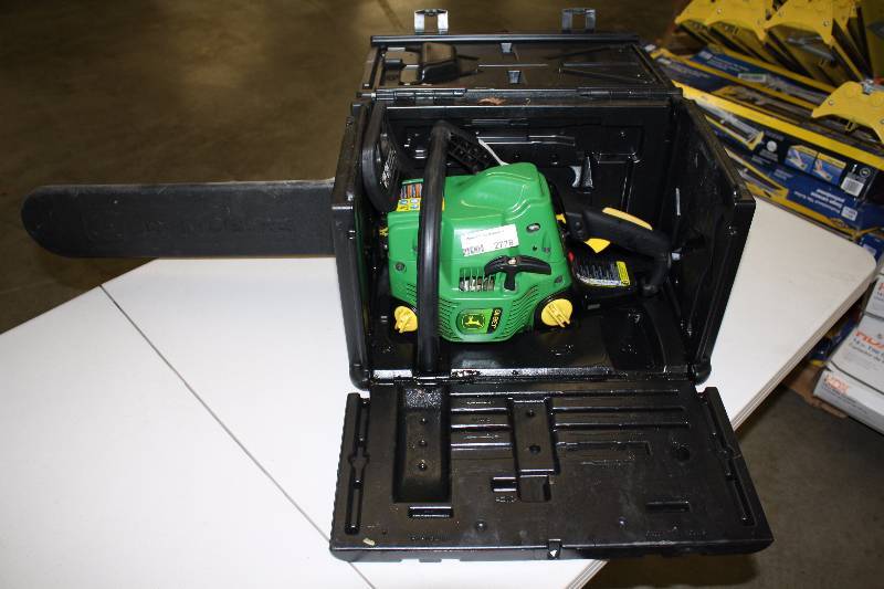 lot 2778 image: 18 inch John Deer 2 Cycle Chain Saw