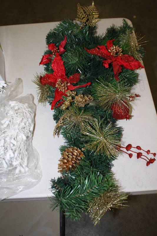 lot 1736 image: Christmas Teardrop