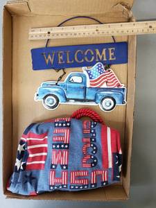 lot 28 image: Patriotic Tin Hanger and Drawstring Bag
