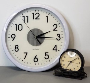 lot 31 image: Battery Operated Wall Clock and Electric Timex Alarm Clock