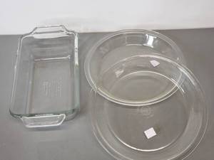 lot 33 image: Pyrex Pie Plates (2) and Large Anchor Hocking Loaf Pan
