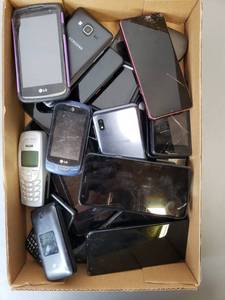 lot 35 image: Large Lot of Cell Phones