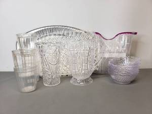 lot 38 image: Acrylic and Plastic Partyware