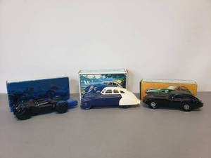 lot 403 image: Vintage Avon Collectables never used