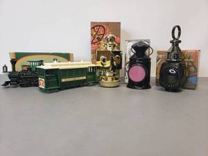 lot 410 image: Vintage Avon Collectable Gifts (never used)