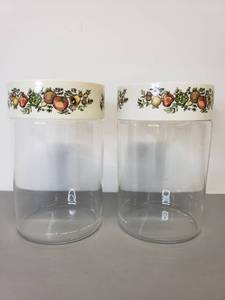 lot 428 image: Vintage Pyrex Containers