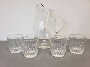 lot 455 image: (4) Heavy Crystal Glasses and Glass Pitcher wice lip
