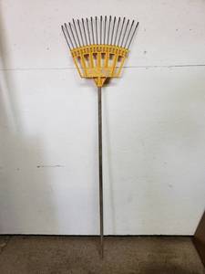 lot 459 image: Garden Rake-Plastic Head w Metal Tines