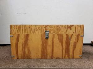lot 464 image: Plywood Chest w lockable Clasp