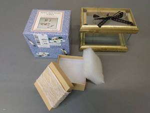 lot 58 image: Nice Display Case, Small Gift Box, NIP Winter Spreaders