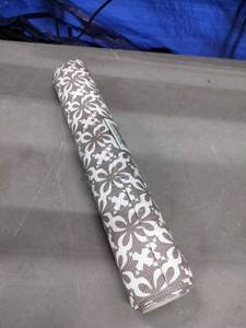 lot 1872 image: Floor Mat With A Floral Design In Grey And White 18In X 6Ft