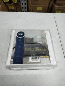 lot 2684 image: NESTL White Duvet Cover Set Queen
