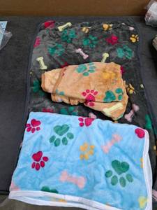 lot 4780 image: LUCIPHIA. Dog Plankets (3 Pack). L 29Inch X W 18.5Inch