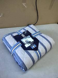 lot 1053 image: Izod FullQueen Sized Quilt 90In X 92In