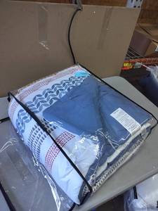lot 1055 image: Home Expressions Reversible Complete Bedding Set With Sheets 7 Pieces - Queen