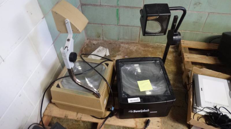 lot 349 image: 2 Projector, 1 needs new bulb.