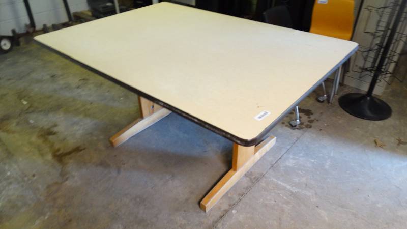lot 354 image: Art table wood, HEAVY.