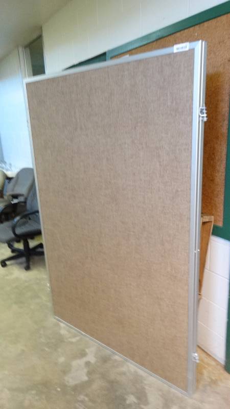 lot 371 image: Office space dividers.