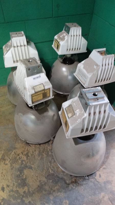 lot 372 image: 5 Metal halide gym lights.