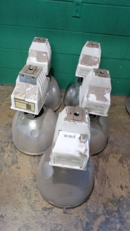 lot 373 image: 5 Metal halide gym lights.