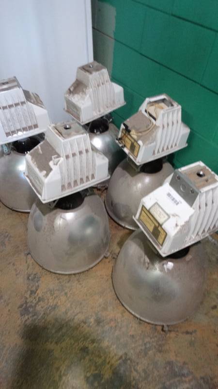lot 374 image: 5 Metal halide gym lights.