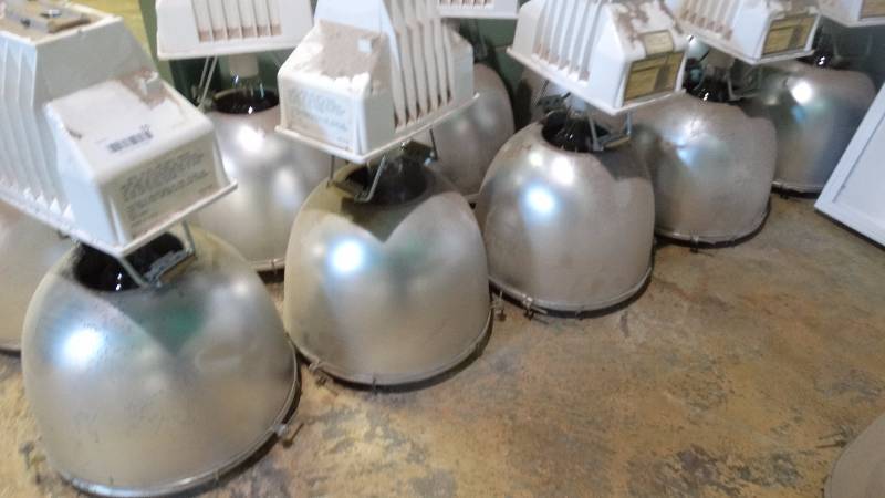 lot 375 image: 5 Metal halide gym lights.