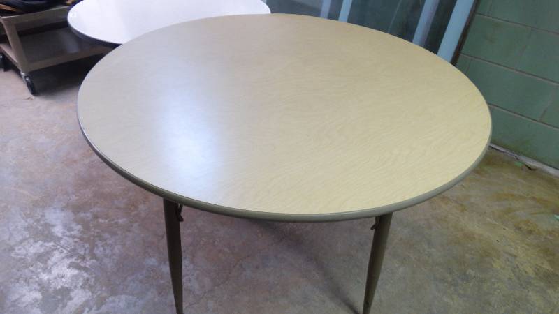 lot 386 image: Small round table.