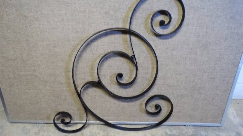 lot 401 image: Metal wall decor.